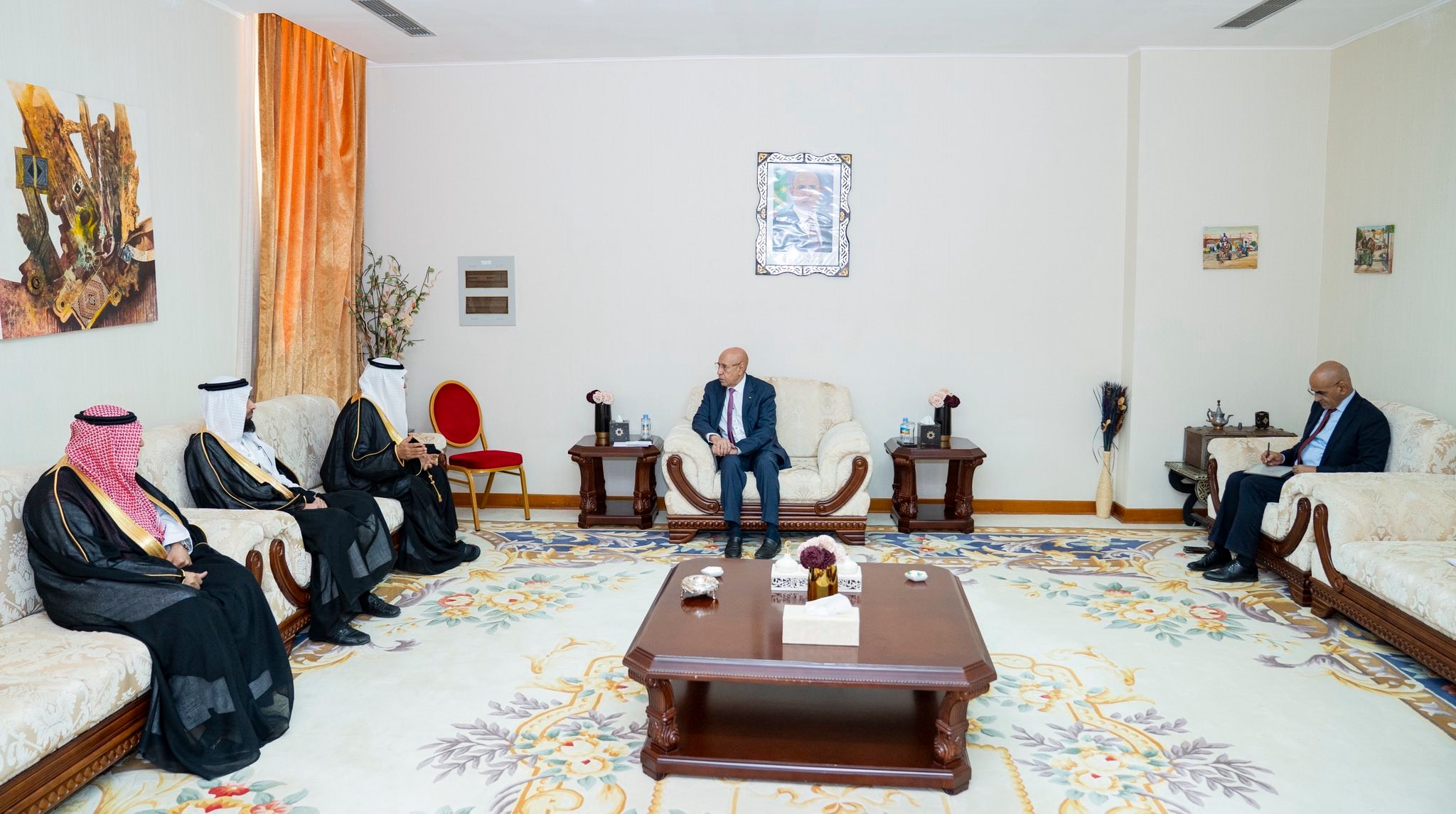 Le président de la République reçoit le président du Conseil des chambres de commerce saoudiennes