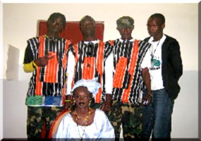 Les rappeurs du groupe Habobé Bassal passent la nuit au commissariat El Mina 2. 