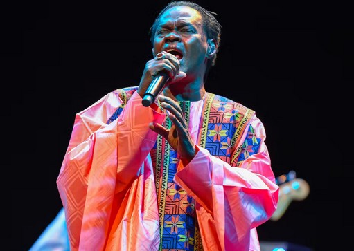 Vidéo. Being, le nouvel album de Baaba Maal, surfe entre continuité thématique et rupture stylistique