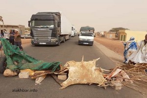 Efam Lekhdheirat : les habitants bloquent la route de l’espoir pour protester contre la soif