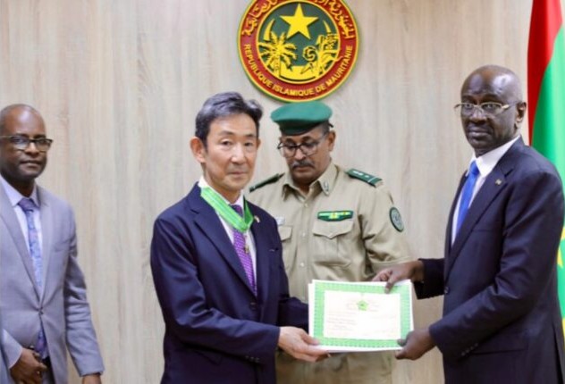 Le ministre des Affaires étrangères décore l’ambassadeur du Japon à l’occasion de la fin de sa mission en Mauritanie