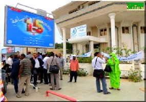 Les travailleurs de la Mattel manifestent devant son agence commerciale pour exiger...