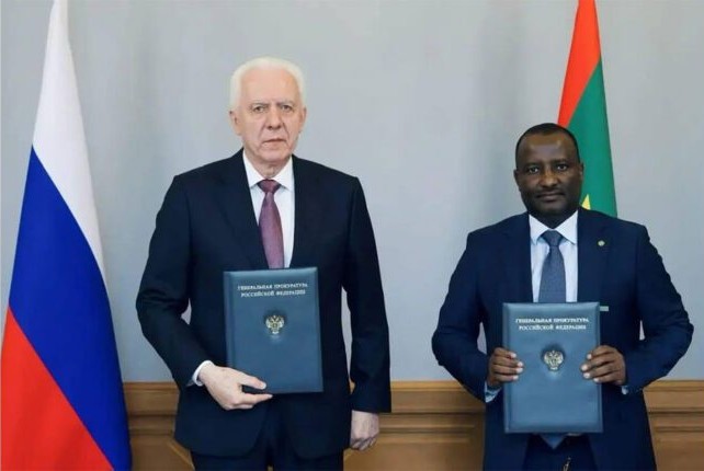 Le ministre de la Justice signe un mémorandum de coopération avec son homologue russe