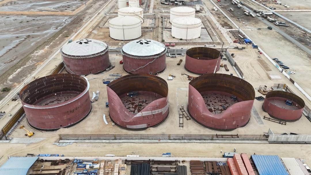 Effondrement partiel d'un complexe de réservoirs de carburant suite aux dernières pluies